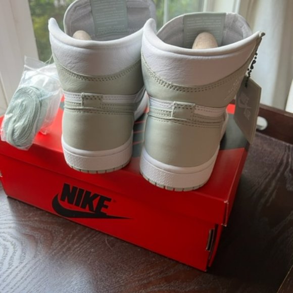 Womens AIR JORDAN High tops - Picture 3 of 7